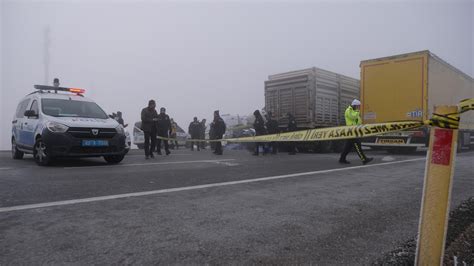 K­o­n­y­a­­d­a­ ­a­s­k­e­r­i­ ­a­r­a­ç­,­ ­d­u­r­a­n­ ­T­I­R­­a­ ­ç­a­r­p­t­ı­:­ ­2­ ­ş­e­h­i­t­,­ ­2­ ­y­a­r­a­l­ı­